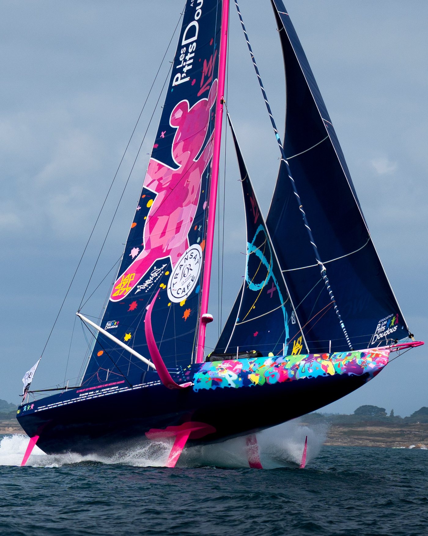 Voile et course au large, à terre et en mer.